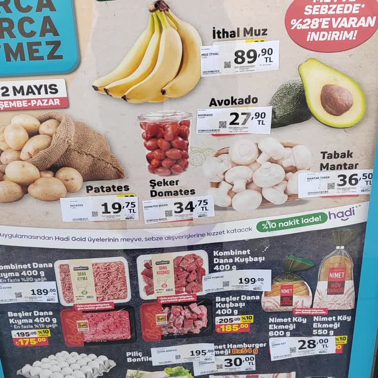 A101 Afiş Üzerine Yeni Etiket Yapıştırıyor