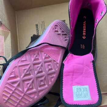 Sneaks Up Ürünün Ardında Durmuyor