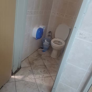 Kanuni Sultan Süleyman Eğitim Araştırma Hastanesi Genel Kullanım Alanlarının Temizliği Ve İşletme Sorunları Üzerine Şikayet