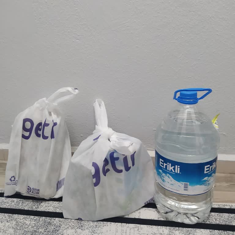 Getir Siparişi Yanlış Adrese Bıraktı. Bizim Evde Bir Köşede Duruyor.