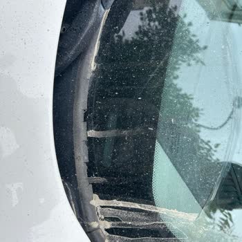 BMW F20 Ön Cam Fitili Parçalanıyor