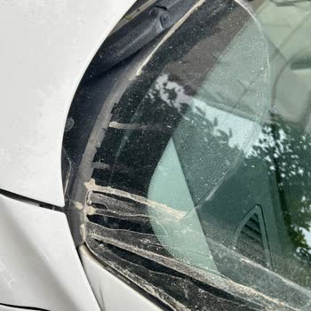 BMW F20 Ön Cam Fitili Parçalanıyor