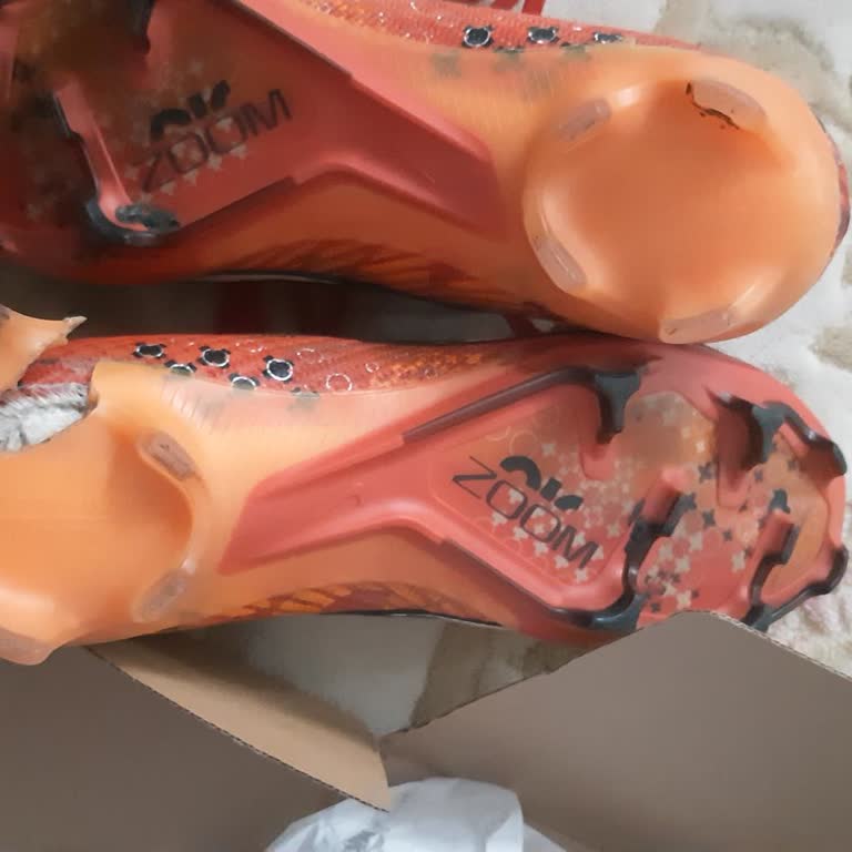 Nike Zoom Superfly 9 MDS Elite FG nach nur 3 Monaten Nutzung - Teil der hinteren Stollen des rechten Fußballschuhs abgebrochen