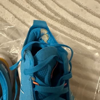 Отказ в гарантии на Asics Gel Nimbus 25 из-за разрывов