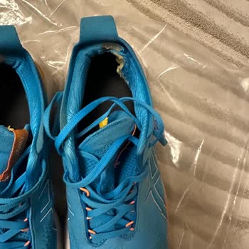 Отказ в гарантии на Asics Gel Nimbus 25 из-за разрывов