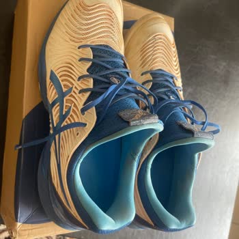 Мои теннисные кроссовки Asics порвались после 12 носок, и гарантия отклонена