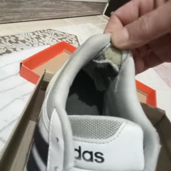 Adidas Sportschuhe für Kinder - Qualitätssorgen wegen abblätterndem Futter an der Ferse