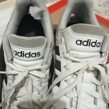 Adidas Sportschuhe für Kinder - Qualitätssorgen wegen abblätterndem Futter an der Ferse