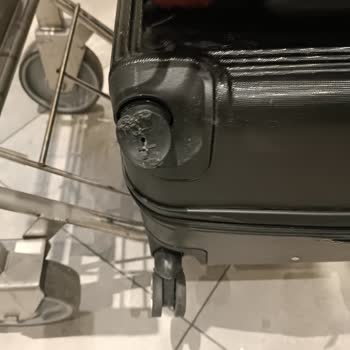 Safir Giyim (Instagram: safirgiyiim) Uçak Valiz Bagajı Hasarı