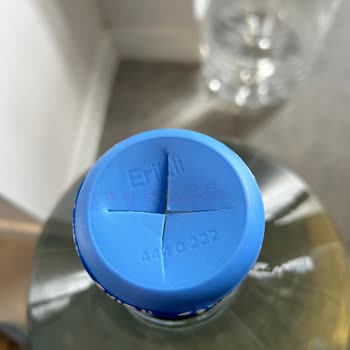 Erikli Su Cam Damacana İçindeki Cisimler