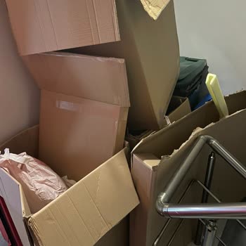 Horoz Lojistik Salon Takımı Kolilerini Merdivene Bırakıp Gitti