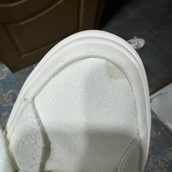 İkinci Giyişte Lekelenen Converse Sneakers Hayal Kırıklığı