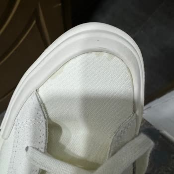 İkinci Giyişte Lekelenen Converse Sneakers Hayal Kırıklığı