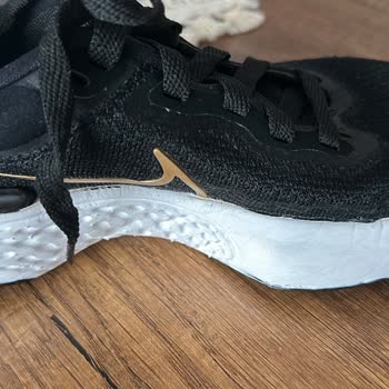 Online Lostra Ayakkabıların Orijinalliğini Bozuyorlar