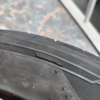 Hankook-Reifen Herstellungsfehler entdeckt, Garantieanspruch ohne Rechnung abgelehnt