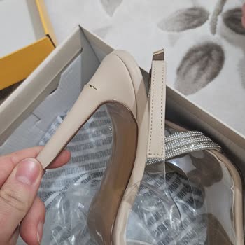 Bambi Ayakkabı Topuğu 15 Dakika İçinde Kırıldı
