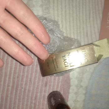 Essay (By Esra Ezmeci) Nioli Yağı Şişesinin %80'i Dökülmüş Olarak Geldi