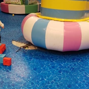 Playland Emaar AVM Oyun Alanında Elektrik Tesisatı Dışarıda Duruyor