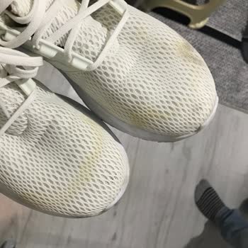 Adidas-Schuhe Verfärbung während der Garantiezeit, aber unzureichende Rückerstattung