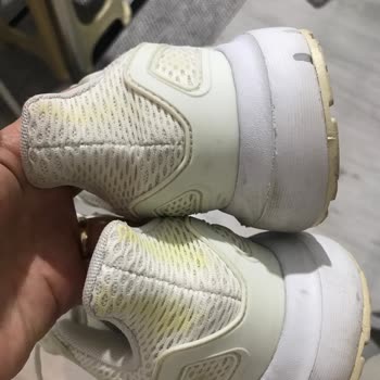 Adidas-Schuhe Verfärbung während der Garantiezeit, aber unzureichende Rückerstattung