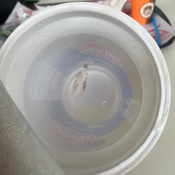 Eker Ayran İçinden Kahverengi Şeyler Vardı