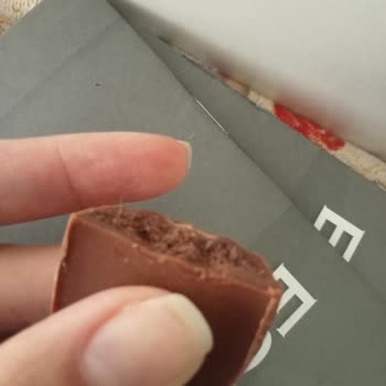 BİM Buono Bella Dolgulu Ve Bisküvili Çikolatadan Kıl Çıktı!