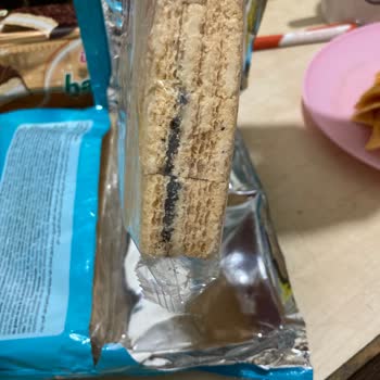 Bizbize Gofret Siyah Bir Şey Var İçinde