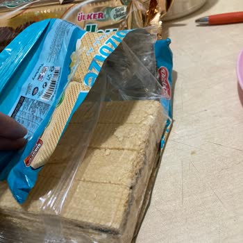 Bizbize Gofret Siyah Bir Şey Var İçinde