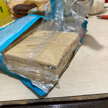 Bizbize Gofret Siyah Bir Şey Var İçinde