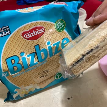 Bizbize Gofret Siyah Bir Şey Var İçinde