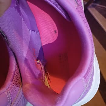 Skechers Ayakkabı Bir Ay Gibi Kısa Bir Sürede Yıprandı!