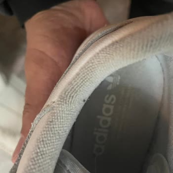 Forum İstanbul AVM Adidas Ayakkabı Deformasyon Hatası