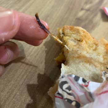 Öncü Dönerden Tavuk Tüyü Çıktı