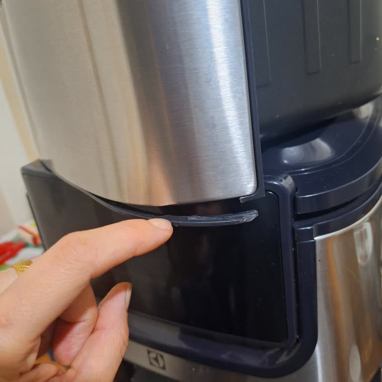 Electrolux Airfry Sepetinin Alt Kısımı Kırıldı