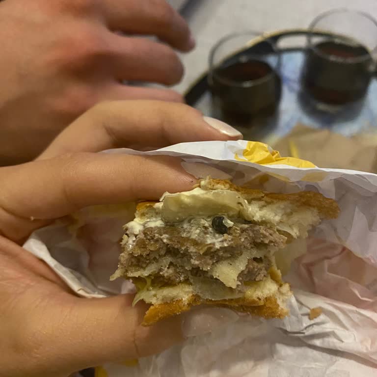 Burger King Hamburgerden Metal Çıktı