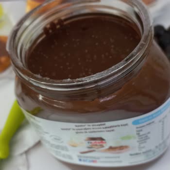 Nutella'nın Üzerinde Ve İçinde Beyaz Kabarcıklar Var.
