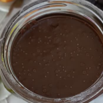 Nutella'nın Üzerinde Ve İçinde Beyaz Kabarcıklar Var.