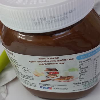 Nutella'nın Üzerinde Ve İçinde Beyaz Kabarcıklar Var.