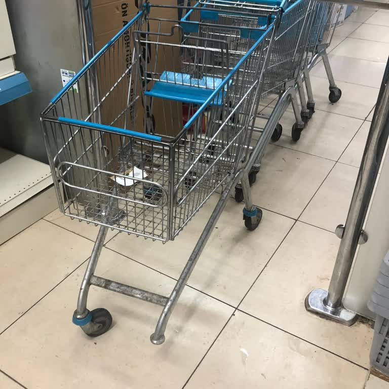 Bartın Ulus Abdipaşa Beldesi A101 Market Arabaları Tekerleri Yok