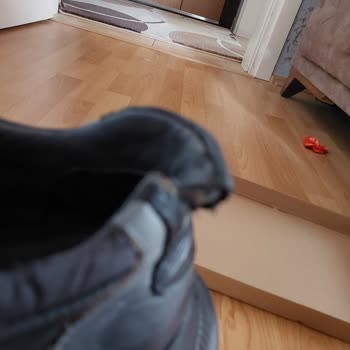 Elle Ayakkabı Çalışanların Umursamaz Tavrı