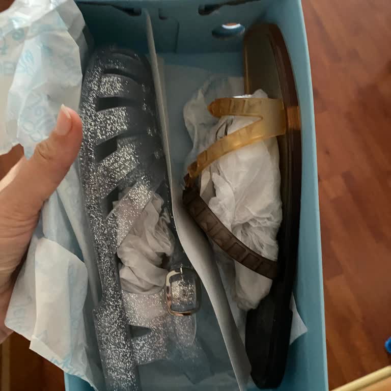 Derimod Aynı Kutuya İki Farklı Ayakkabı Koyup Gönderiyor.
