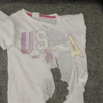 BİM Bir Market Zincirinden Alınan Çamaşır Suyu Kıyafetlere Zarar Verdi