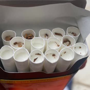 Parliament Sigara Sarımı Gevşek Tütünler Dökülüyor