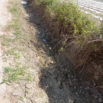 Manavgat Belediyesi Yol Boyu Kazılan Kanalın Herhangi Bir Kazaya Meydan Vermeden Çözüm
