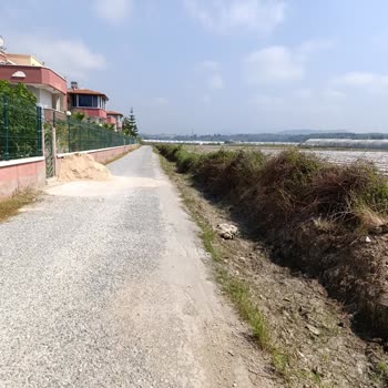 Manavgat Belediyesi Yol Boyu Kazılan Kanalın Herhangi Bir Kazaya Meydan Vermeden Çözüm