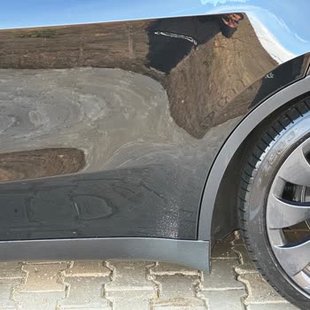 Отслоение краски на Tesla Model Y