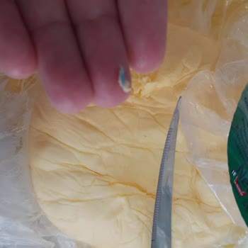 Kebir Süt ve Süt Ürünleri Kebir Tereyağ İçerisinden Ne Olduğu Anlaşılmayan Plastik Çıktı
