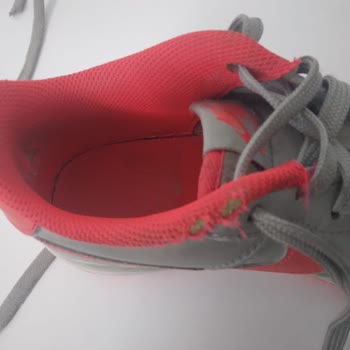 Nike Ayakkabıda Beklenmedik Yırtılma Ve Koku Sorunu