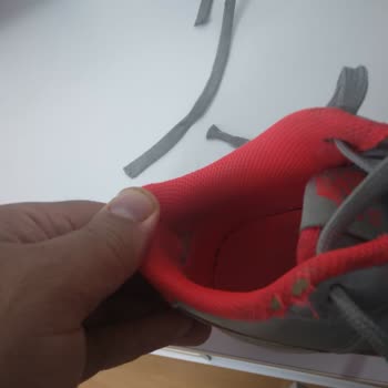 Nike Ayakkabıda Beklenmedik Yırtılma Ve Koku Sorunu