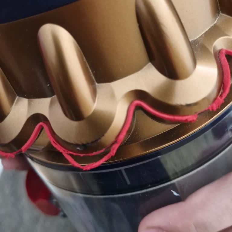 Dyson Motor Kısmındaki Kırmızı Silikon Şerit Kendiliğinden Eriyor